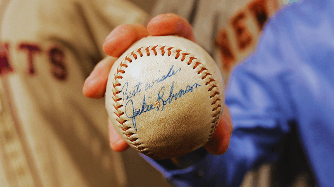 How to Evaluate the Value of Autographs From Famous Players